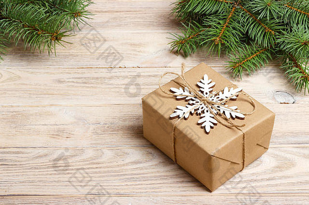 圣诞节手工制作的礼物盒子装饰工艺纸白色雪花白色木背景前视图冬天圣诞节假期主题冷杉好