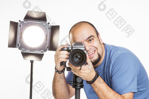 配备摄影设备的专业摄影师