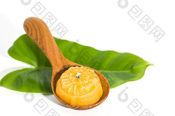 甜蜜的黄色的甜点皇家泰国厨房装饰绿色叶木勺子固体白色背景