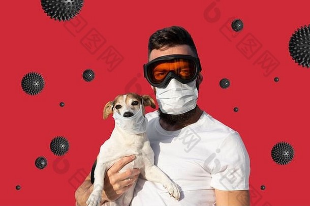戴着防护面具和眼镜的男人抱着戴着医学面具的可爱的杰克·拉塞尔狗，红色背景上是抽象病毒株。宠物过敏或预防冠状病毒大流行的概念