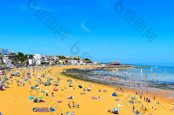 英格兰broadstairs包装海滩太阳游泳者夏季热浪港口背景broadstairs肯特7月