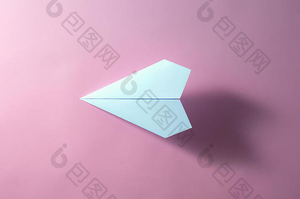 彩色背景上的纸飞机。最小平面布局学校概念。