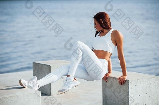 白天在湖边做健身操的<strong>运动</strong>型女人的照片