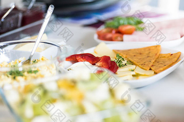 床和早餐餐厅-健康早餐：水果沙拉，奶酪精选，鸡蛋和蛋黄酱，果酱，火腿，黄瓜和番茄，酸奶，果汁