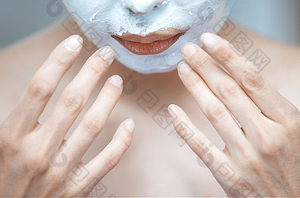 女人应用保湿奶油脸
