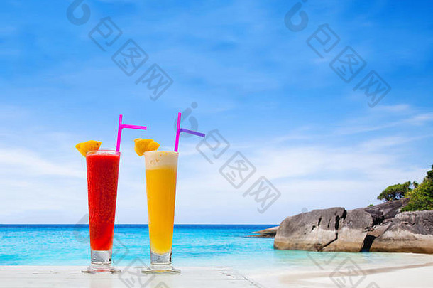 水果鸡尾酒天堂海滩夫妇眼镜冰沙热带背景
