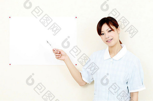 年轻的<strong>日本</strong>女护士手显示空白纸