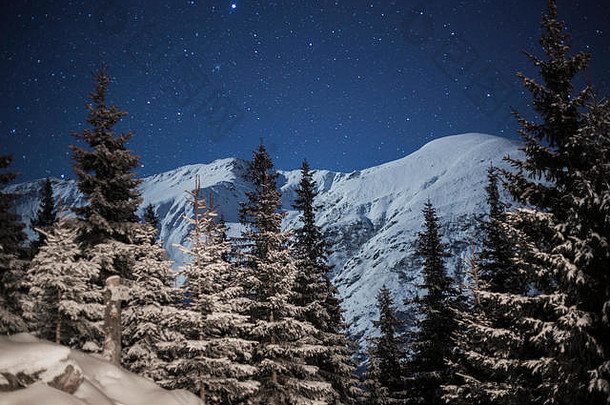 罗马尼亚喀尔巴阡山脉冬星下的山峰