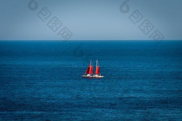 红色的帆游艇浮动地中海海Azure海岸陶尔米纳西西里
