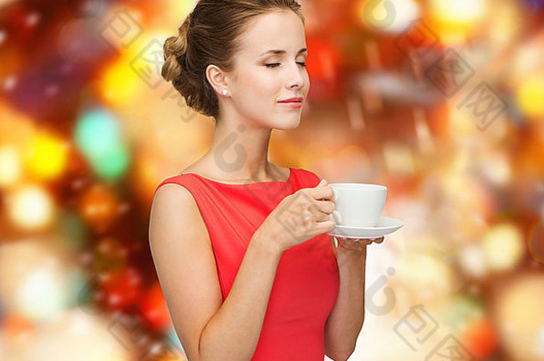 微笑的红衣女子端着咖啡