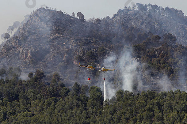 在一场大约2300公顷的大火蔓延后，浓烟弥漫在马略卡岛的埃斯特伦斯山脉上空。