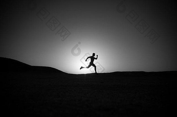 综艺节目《奔跑吧兄弟》日落火红天空背景下的跑步人剪影，运动与娱乐，未来与成功，人与自然，速度与健康的生活方式