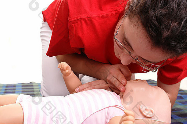 急救讲师演示如何检查婴儿的生命功能