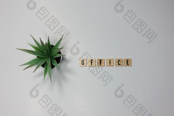 Office这个词是用白色背景上的木质字母瓦片写的。