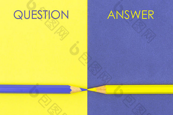 问答对比概念。黄色和紫色的<strong>铅笔</strong>和纸。