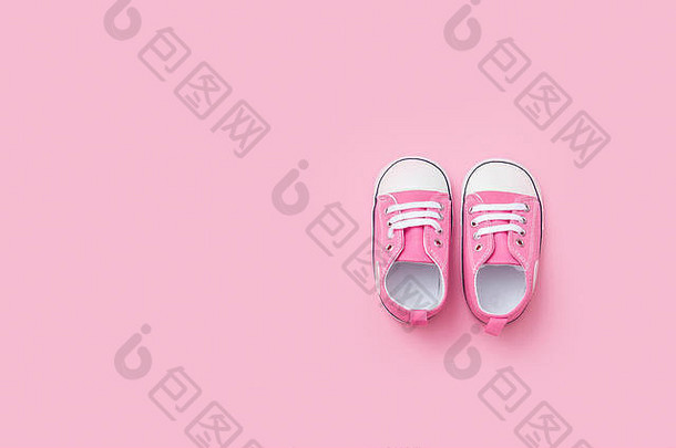 可爱的粉色运动鞋在粉色背景上特写