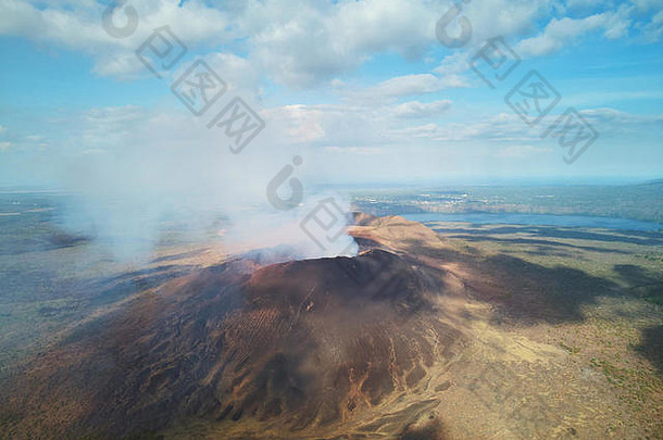 火山山峰会色彩斑斓的景观背景