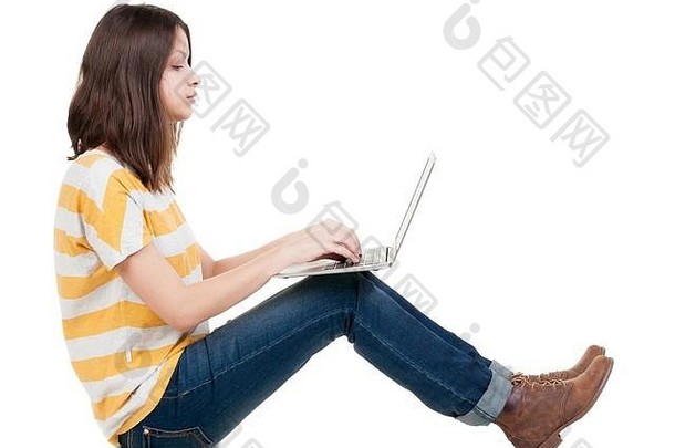 坐在地板上拿着笔记本电脑的女人。