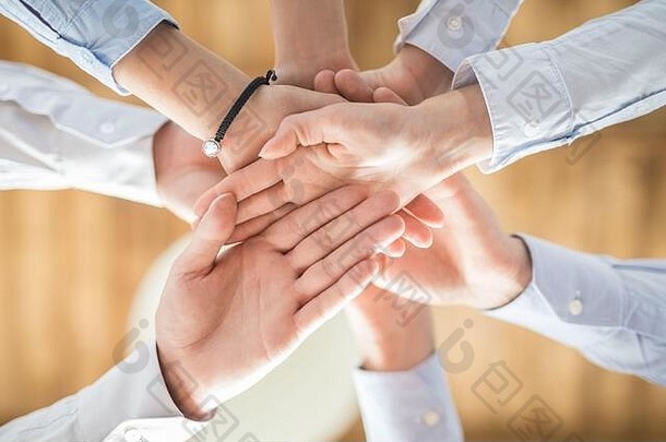年轻商界人士双手合十的特写顶视图。一叠手。<strong>团结协作</strong>的理念。