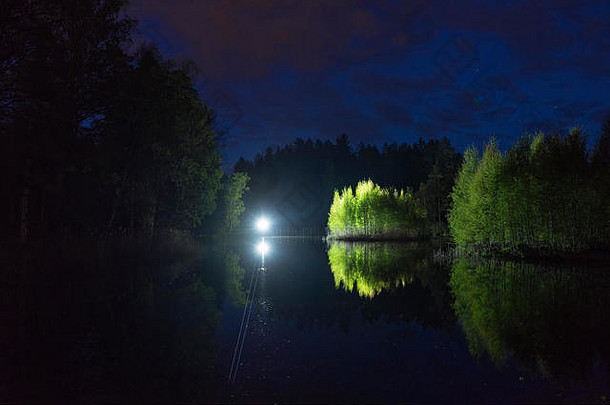 男人。站户外黑暗晚上闪亮的手电筒神秘的摘要照片瑞典自然景观