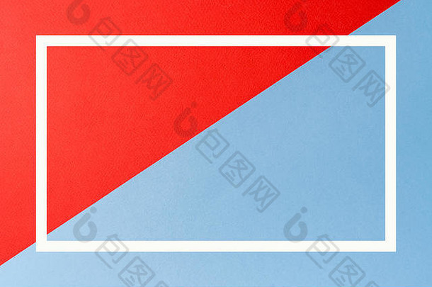 方形框架，创意布局。极简主义概念。平放红色和蓝色抽象纸背景与几何形状。