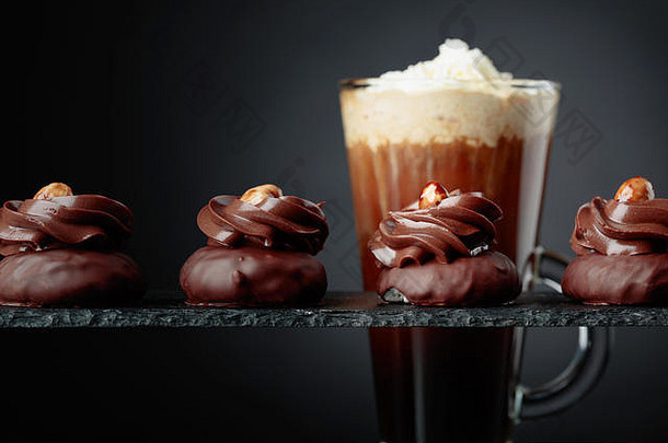 巧克力甜点榛子咖啡奶油黑色的背景复制空间文本
