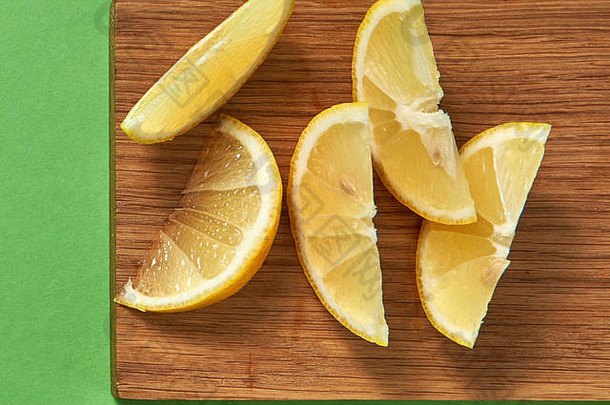 片自然热带黄色的柠檬木切割董事会绿色背景前视图