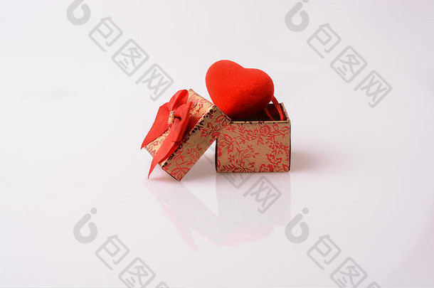 <strong>心</strong>形状对象礼物盒子红色的丝带白色背景