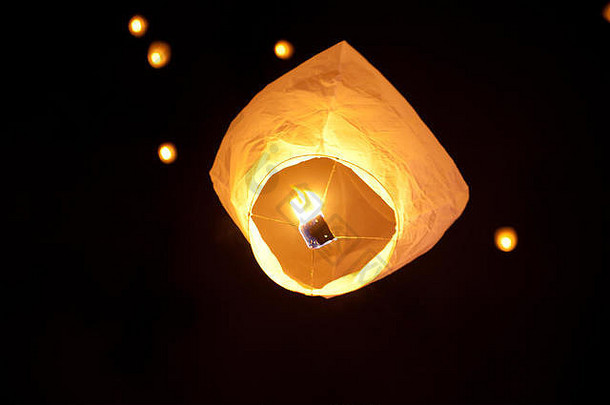 萨格勒布艺术节期间发射宣纸热气球，漂浮灯笼