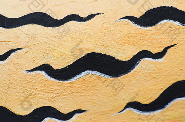 金色混凝土墙背景上的黑色条纹。
