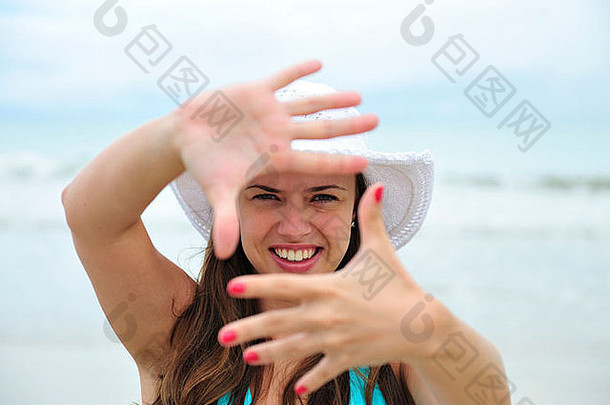 巴西伯南布哥加林纳斯港，一名正在享受热带海滩的妇女