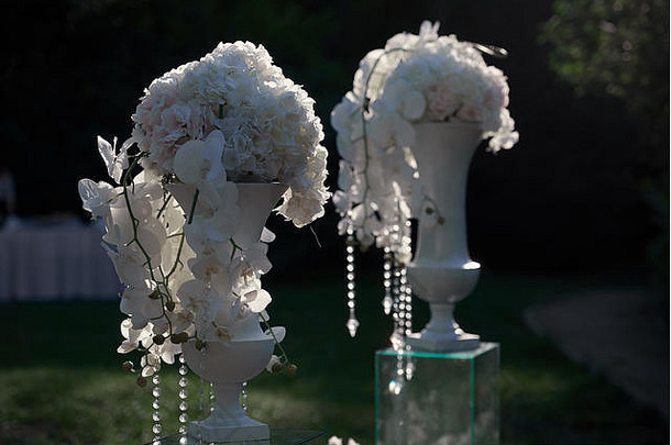 白色花朵的婚礼室内装饰