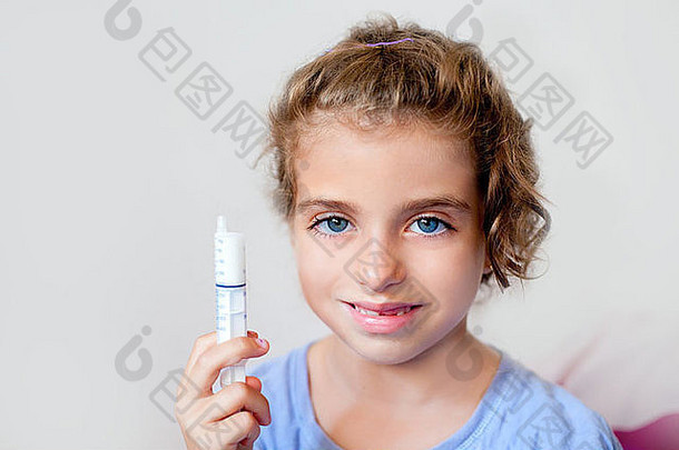 快乐孩子们孩子女孩注射器抗生素医学