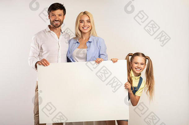 快乐的父母和女儿拿着白板，白色背景
