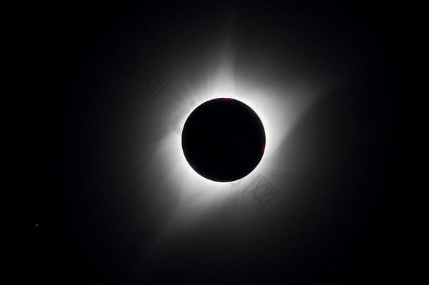 2017年美国日全食期间，当月球完全覆盖太阳时，日冕可见