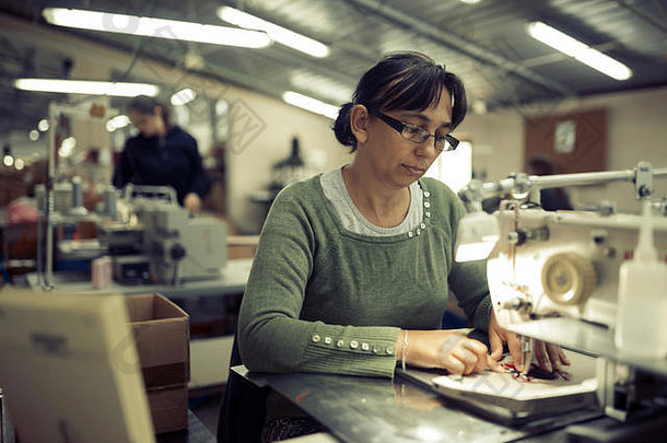 纺织工业工人用缝纫机缝纫