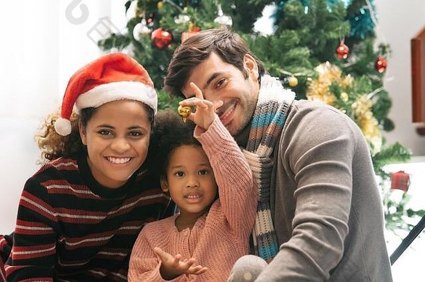 为圣诞节装饰的幸福家庭肖像画