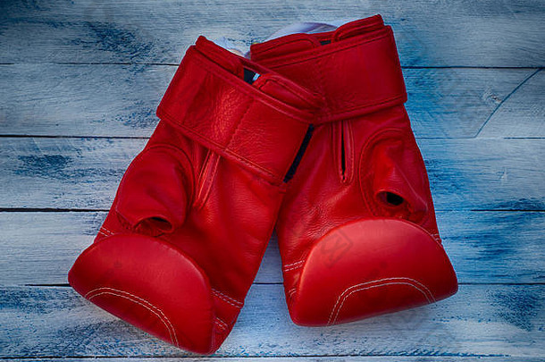 桌上的红色拳击手套，俯视图，复古照片