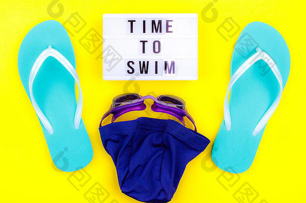 游泳套装-拖鞋、毛巾、护目镜和泳帽
