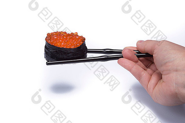 手持筷子吃寿司，白色背景
