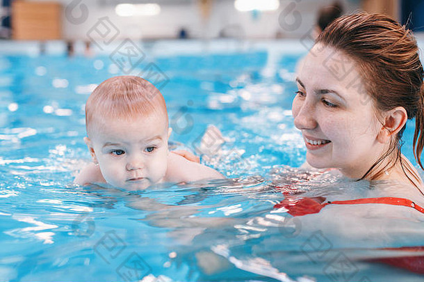 白色高加索人妈妈。转<strong>换新</strong>生儿婴儿浮动游泳池婴儿潜水水健康的活跃的生活方式家庭活动早期
