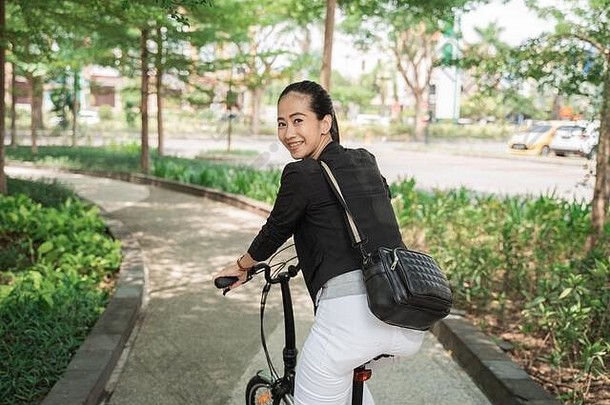 微笑业务女人骑折叠自行车