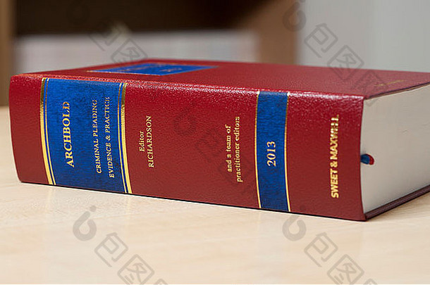 关闭照片archbold法律书坐着桌子上办公室书货架上法律书