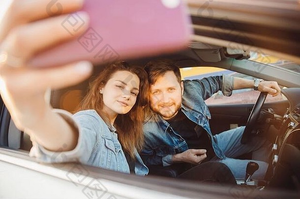 在车里的一对年轻男女的自拍照片。概念旅游暑期游