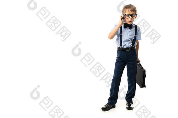男孩黑色的眼镜透明的眼镜蓝色的衬衫引体向上蓝色的裤子黑色的情况下会谈电话