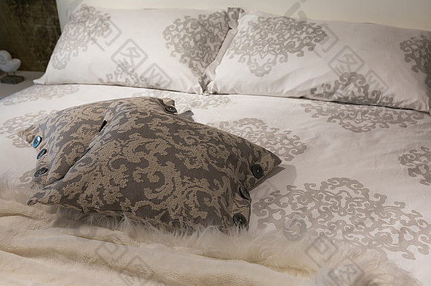 豪华床，装饰精美的床单和温暖的毯子