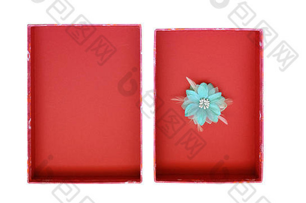 一朵美丽的绿松石花平放在一个红色的日本装饰盒内