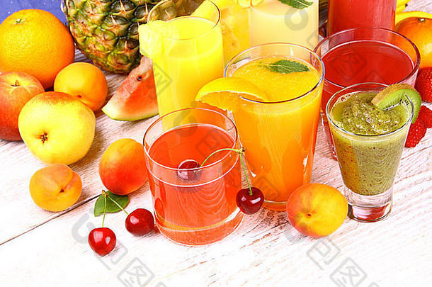 樱桃、杏、猕猴桃、西瓜和橘子汁，俯视图