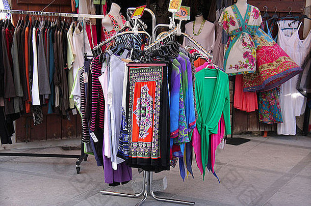 欧洲塞浦路斯利马索尔奥尔斯镇街道上的服装店