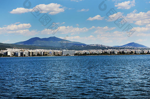 从Thermaic海湾可以看到塞萨洛尼基市的景色和城市的海滨。